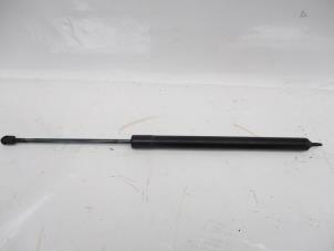 Gebruikte Achterklepdemper links-achter Volkswagen Transporter Prijs € 18,15 Inclusief btw aangeboden door Autohandel P. Caron & Zoon B.V.