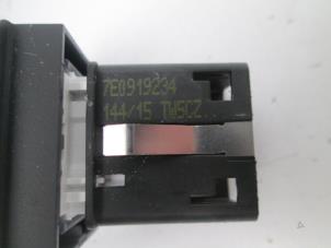 Gebruikte Schakelaar Volkswagen Transporter/Caravelle T5 2.0 TDI BlueMotion Prijs € 7,26 Inclusief btw aangeboden door Autohandel P. Caron & Zoon B.V.