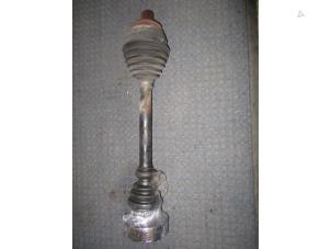 Gebruikte Aandrijfas links-voor Volkswagen Transporter Prijs € 102,85 Inclusief btw aangeboden door Autohandel P. Caron & Zoon B.V.