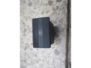 Gebruikte Schakelaar Achteruitverwarming Volkswagen Transporter Prijs € 18,15 Inclusief btw aangeboden door Autohandel P. Caron & Zoon B.V.