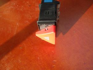 Gebruikte Alarmlicht Schakelaar Volkswagen Transporter Prijs € 9,08 Inclusief btw aangeboden door Autohandel P. Caron & Zoon B.V.