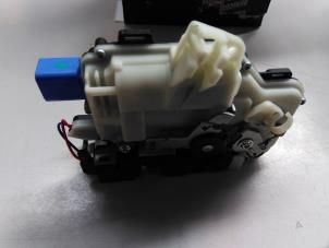 Nieuwe Deurslot Mechaniek 4Deurs rechts-achter Volkswagen Transporter T5 2.0 TDI DRF 4Motion Prijs € 102,85 Inclusief btw aangeboden door Autohandel P. Caron & Zoon B.V.