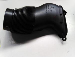 Gebruikte Luchtinlaat slang Volkswagen Transporter T5 1.9 TDi Prijs € 27,23 Inclusief btw aangeboden door Autohandel P. Caron & Zoon B.V.