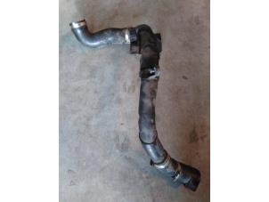 Gebruikte Turbo Pijp Volkswagen Caddy III (2KA,2KH,2CA,2CH) 1.6 TDI 16V Prijs € 114,95 Inclusief btw aangeboden door Autohandel P. Caron & Zoon B.V.