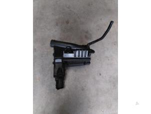 Gebruikte Luchtfilterhuis Volkswagen Caddy III (2KA,2KH,2CA,2CH) 1.6 TDI 16V Prijs € 90,75 Inclusief btw aangeboden door Autohandel P. Caron & Zoon B.V.