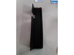 Gebruikte Achterlichtrand rechts Volkswagen Caddy III (2KA,2KH,2CA,2CH) 1.6 TDI 16V Prijs € 7,87 Inclusief btw aangeboden door Autohandel P. Caron & Zoon B.V.