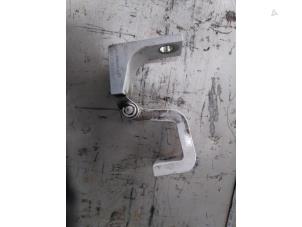 Gebruikte Scharnier deur rechts-voor Volkswagen Transporter T6 2.0 TDI DRF Prijs € 39,33 Inclusief btw aangeboden door Autohandel P. Caron & Zoon B.V.