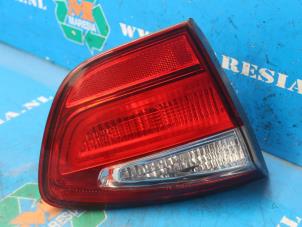 Gebruikte Achterlicht links Kia Rio III (UB) 1.4 CVVT 16V Prijs € 36,75 Margeregeling aangeboden door Maresia Auto Recycling B.V.