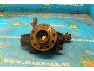 Gebruikte Asschenkel rechts-voor Opel Astra H Twin Top (L67) 1.8 16V Prijs € 26,25 Margeregeling aangeboden door Maresia Auto Recycling B.V.