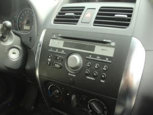 Gebruikte Radio CD Speler Suzuki SX4 (EY/GY) 1.6 16V VVT Comfort,Exclusive Autom. Prijs € 105,00 Margeregeling aangeboden door Maresia Auto Recycling B.V.