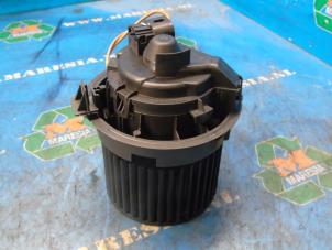 Gebruikte Blower Renault Clio IV (5R) 0.9 Energy TCE 90 12V Prijs € 31,50 Margeregeling aangeboden door Maresia Auto Recycling B.V.