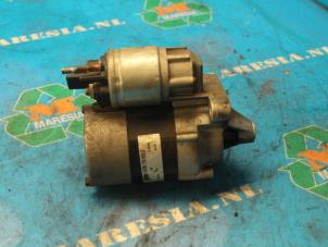 Gebruikte Startmotor Renault Kangoo/Grand Kangoo (KW) 1.6 16V Prijs € 36,75 Margeregeling aangeboden door Maresia Auto Recycling B.V.