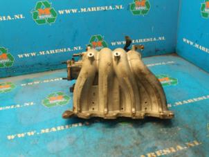 Gebruikte Inlaatspruitstuk Hyundai Coupe 2.0i 16V CVVT Prijs € 57,75 Margeregeling aangeboden door Maresia Auto Recycling B.V.