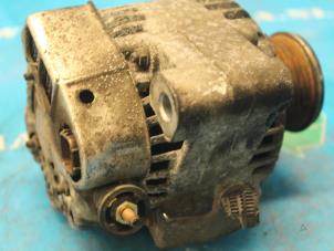Dynamo van een Toyota Hilux III 2.5 D4-D 100 16V 4x4 2002