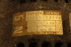 Dynamo van een Toyota Hilux III 2.5 D4-D 100 16V 4x4 2002