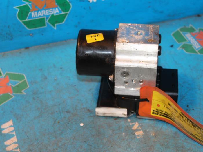 ABS Pomp van een Opel Vectra C GTS 1.9 CDTI 16V 2005