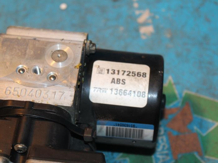 ABS Pomp van een Opel Vectra C GTS 1.9 CDTI 16V 2005