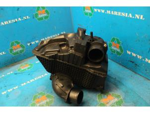Gebruikte Luchtfilterhuis Renault Clio IV (5R) 0.9 Energy TCE 90 12V Prijs € 52,50 Margeregeling aangeboden door Maresia Auto Recycling B.V.