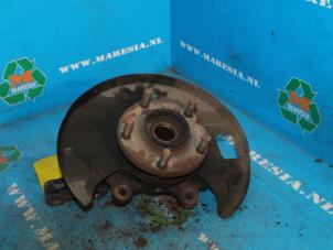 Gebruikte Fusee links-voor Nissan Maxima Prijs € 42,00 Margeregeling aangeboden door Maresia Auto Recycling B.V.