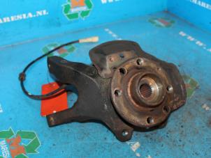 Gebruikte Fusee links-voor Opel Tigra (75) 1.6i 16V Prijs € 21,00 Margeregeling aangeboden door Maresia Auto Recycling B.V.