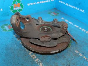 Gebruikte Fusee links-voor Opel Corsa B (73/78/79) 1.0i 12V Prijs € 21,00 Margeregeling aangeboden door Maresia Auto Recycling B.V.