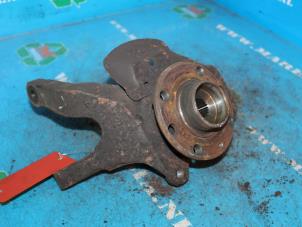Gebruikte Fusee links-voor Opel Corsa B (73/78/79) 1.0i 12V Prijs € 21,00 Margeregeling aangeboden door Maresia Auto Recycling B.V.