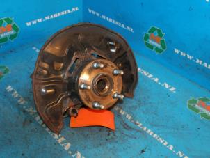 Gebruikte Fusee rechts-voor Toyota Avensis (T25/B1D) 1.8 16V VVT-i Prijs € 52,50 Margeregeling aangeboden door Maresia Auto Recycling B.V.