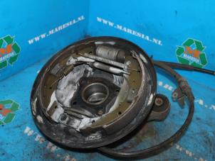Gebruikte Fusee links-achter Toyota Avensis (T22) 2.0 TDi Prijs € 42,00 Margeregeling aangeboden door Maresia Auto Recycling B.V.