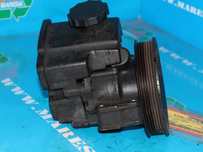 Gebruikte Pomp Servo Mercedes Sprinter 2t (901/902) 211 CDI 16V Prijs € 89,25 Margeregeling aangeboden door Maresia Auto Recycling B.V.