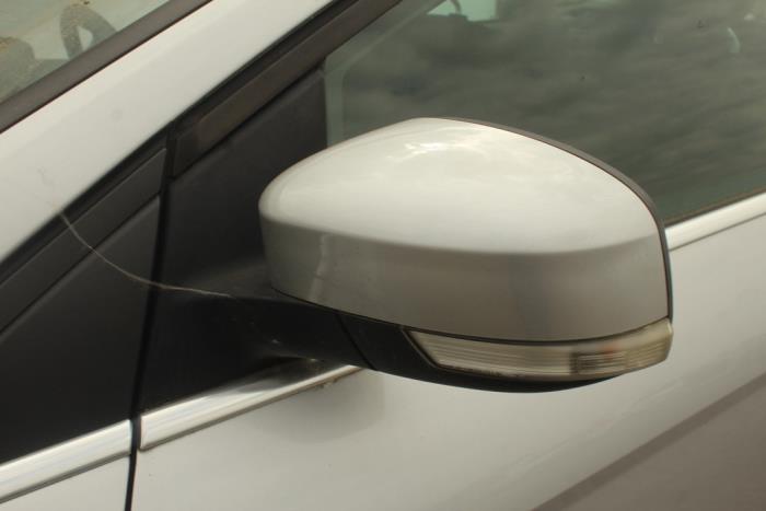 Buitenspiegel links van een Ford Focus 3 1.6 Ti-VCT 16V 125 2012
