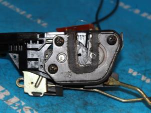 Gebruikte Slotmechaniek Portier 4Deurs rechts-voor Hyundai Trajet 2.0 16V Prijs € 52,50 Margeregeling aangeboden door Maresia Auto Recycling B.V.