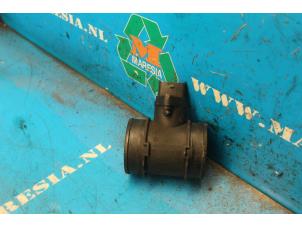 Gebruikte Luchthoeveelheidsmeter Opel Astra H Twin Top (L67) 2.0 16V Turbo Prijs € 42,00 Margeregeling aangeboden door Maresia Auto Recycling B.V.
