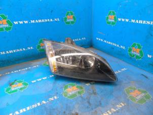 Gebruikte Koplamp rechts Ford Focus 2 2.0 16V Prijs € 47,25 Margeregeling aangeboden door Maresia Auto Recycling B.V.