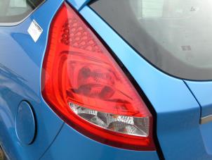 Gebruikte Achterlicht links Ford Fiesta 6 (JA8) 1.25 16V Prijs € 47,25 Margeregeling aangeboden door Maresia Auto Recycling B.V.