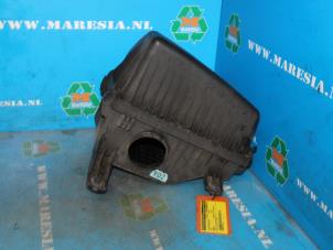 Gebruikte Luchtfilterhuis Kia Sorento I (JC) 2.4 16V Prijs € 57,75 Margeregeling aangeboden door Maresia Auto Recycling B.V.