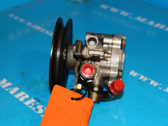Gebruikte Pomp Servo Nissan Vanette (C23) 2.3 D E/Cargo Prijs € 36,75 Margeregeling aangeboden door Maresia Auto Recycling B.V.
