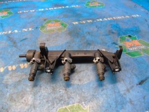 Gebruikte Injector brug Peugeot 108 1.2 VTi 12V Prijs € 105,00 Margeregeling aangeboden door Maresia Auto Recycling B.V.