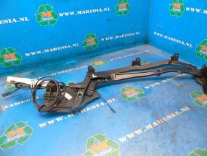 Gebruikte Cabriodak scharnier Mitsubishi Colt CZC 1.5 16V Prijs € 210,00 Margeregeling aangeboden door Maresia Auto Recycling B.V.