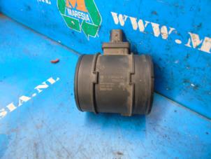 Gebruikte Luchthoeveelheidsmeter Opel Astra J (PC6/PD6/PE6/PF6) Prijs € 52,50 Margeregeling aangeboden door Maresia Auto Recycling B.V.