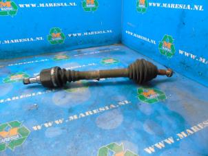 Gebruikte Aandrijfas links-voor Peugeot Partner (GC/GF/GG/GJ/GK) 1.6 HDI 75 16V Prijs € 26,25 Margeregeling aangeboden door Maresia Auto Recycling B.V.