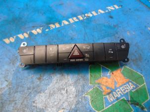 Gebruikte Stoelverwarmings Schakelaar Mercedes ML II (164/4JG) 3.5 350 4-Matic V6 24V Prijs € 47,25 Margeregeling aangeboden door Maresia Auto Recycling B.V.