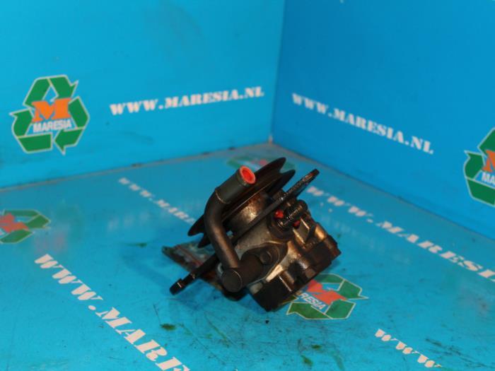 Gebruikte Pomp Servo Kia Sportage (K0) 2.0 16V 4x4 Prijs € 36,75 Margeregeling aangeboden door Maresia Auto Recycling B.V.