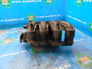 Gebruikte Inlaatspruitstuk Hyundai i20 1.2i 16V Prijs € 84,00 Margeregeling aangeboden door Maresia Auto Recycling B.V.