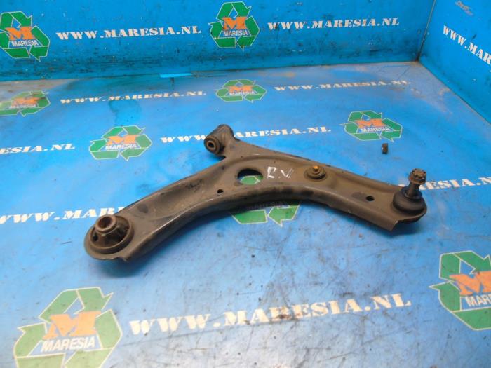 Front lower wishbone, right Peugeot 108
