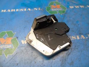 Gebruikte Slotmechaniek Portier 4Deurs links-achter Toyota Verso Prijs € 57,75 Margeregeling aangeboden door Maresia Auto Recycling B.V.