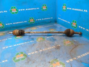 Gebruikte Aandrijfas rechts-voor Opel Astra H GTC (L08) 1.6 16V Prijs € 42,00 Margeregeling aangeboden door Maresia Auto Recycling B.V.