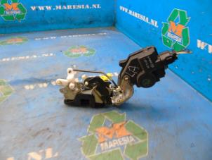 Gebruikte Slotmechaniek Portier 4Deurs links-achter Hyundai Trajet 2.0 CVVT 16V Prijs € 52,50 Margeregeling aangeboden door Maresia Auto Recycling B.V.