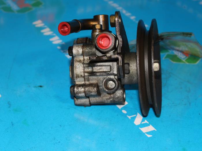 Gebruikte Pomp Servo Nissan Vanette (C23) 2.3 D E/Cargo Prijs € 36,75 Margeregeling aangeboden door Maresia Auto Recycling B.V.