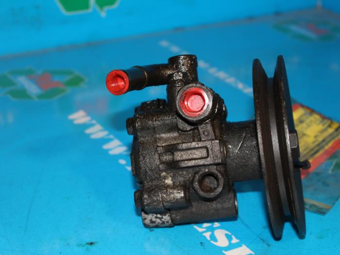 Gebruikte Pomp Servo Nissan Vanette (C23) 2.3 D E/Cargo Prijs € 36,75 Margeregeling aangeboden door Maresia Auto Recycling B.V.