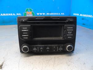 Gebruikte Radio CD Speler Kia Rio III (UB) 1.4 CVVT 16V Prijs € 89,25 Margeregeling aangeboden door Maresia Auto Recycling B.V.